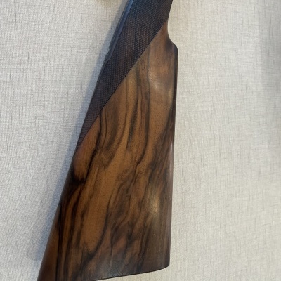 Coronha de espingarda em madeira com empunhadura preta quadriculada