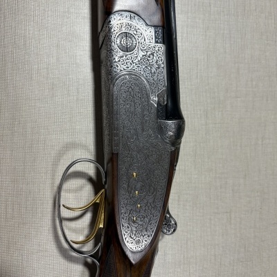 Espingarda com madeira e metal decorado em fundo neutro