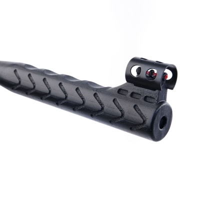 Cano preto de arma com mira ajustável e textura ziguezague