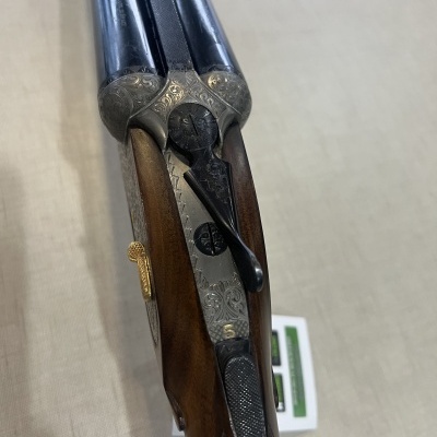 Espingarda dupla em madeira e aço com gravações ornamentais
