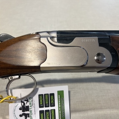 Espingarda Beretta de canos duplos com detalhes em madeira e metal