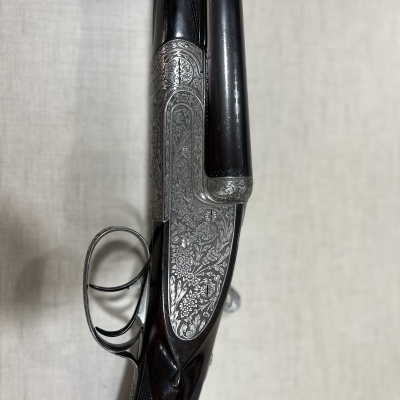 Espingarda com detalhes gravados em metal e madeira escura