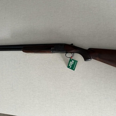 Espingarda de canos duplos e madeira com etiqueta verde pendurada