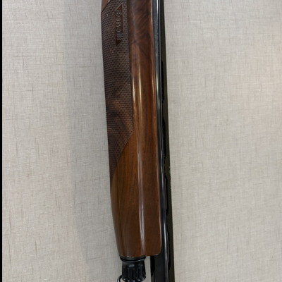 Espingarda com cabo em madeira castanha e área metálica preta