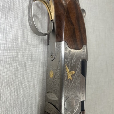 Espingarda com estrutura metálica e detalhes gravados sobre fundo branco