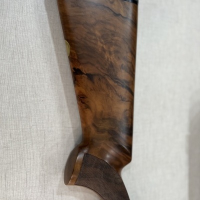 Coronha de espingarda em madeira castanha com acabamento polido e topos em plástico preto