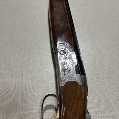 Espingarda com madeira castanha e metal gravado