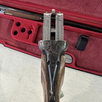 Espingarda de canos duplos em madeira e metal num estojo vermelho