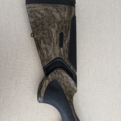 Espingarda camuflada com detalhes em preto sobre fundo claro