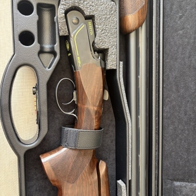 Espingarda Beretta 694 com coronha em madeira castanha e estojo preto