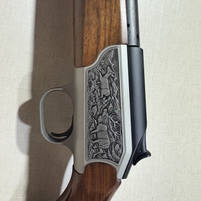 Espingarda de madeira com gravação de veados próximo ao gatilho