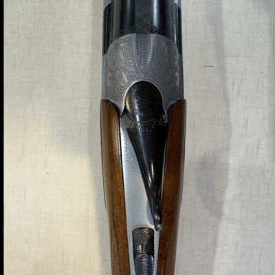 Parte superior de espingarda em madeira e metal gravado