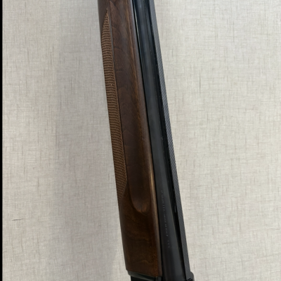 Espingarda de madeira escura com metal preto detalhado