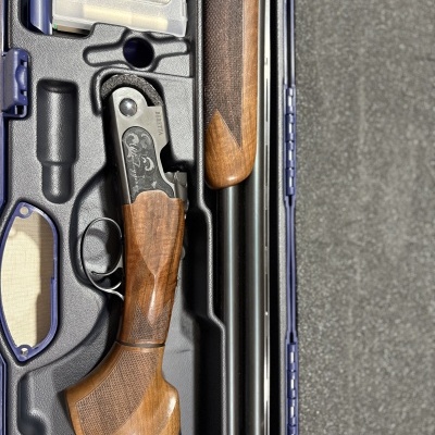 Espingarda de madeira e metal no estojo de proteção azul com espuma preta e acessórios