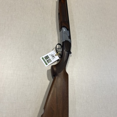 Espingarda com armação metálica prateada e punho em madeira castanha