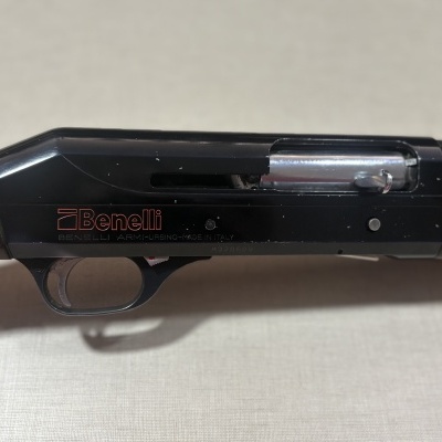 Espingarda Benelli com coronha madeira e metal preto