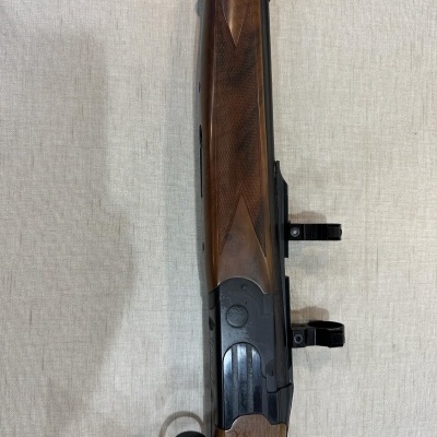 Espingarda de madeira e metal sobre fundo claro