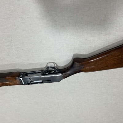 Espingarda com coronha e punho em madeira e corpo metálico preto