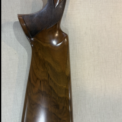 Coronha de espingarda em madeira castanha com detalhes pretos