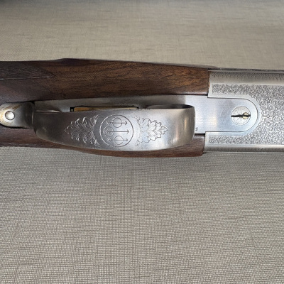 Espingarda P. Beretta Silver Pigeon II em madeira e metal prateado com gravações florais