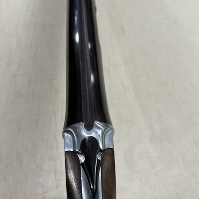 Espingarda de canos duplos com metal preto e madeira castanha