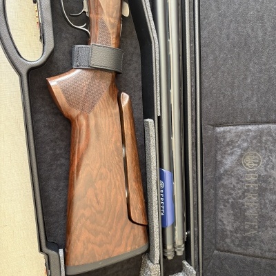 Espingarda Beretta com coronha em madeira em estojo acolchoado preto