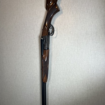 Espingarda de cano duplo com madeira e metal preto