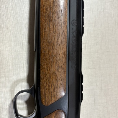 Espingarda com acabamento em madeira e metal preto com gravação SAUER 303