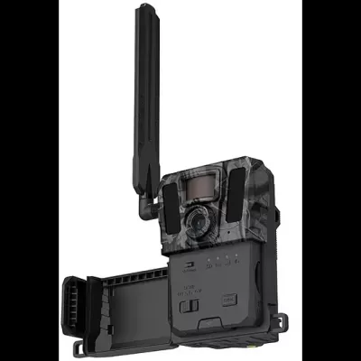 Armadilha fotográfica camuflada com antena e porta traseira aberta