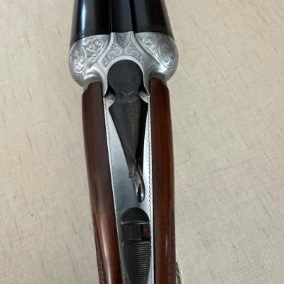 Espingarda de cano duplo com madeira e metal gravado