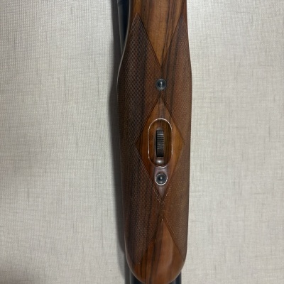 Espingarda de canos duplos com acabamento em madeira e metal gravado