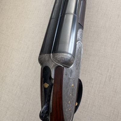 Espingarda com detalhes em metal prateado e madeira castanha escura