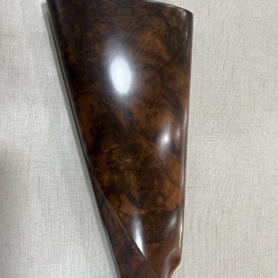 Coronha de madeira brilhante sobre tecido claro