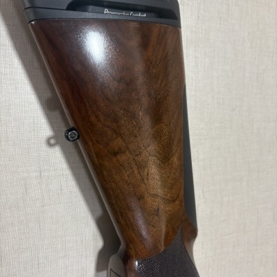 Coronha de madeira polida castanha com acabamento texturizado e texto na parte superior