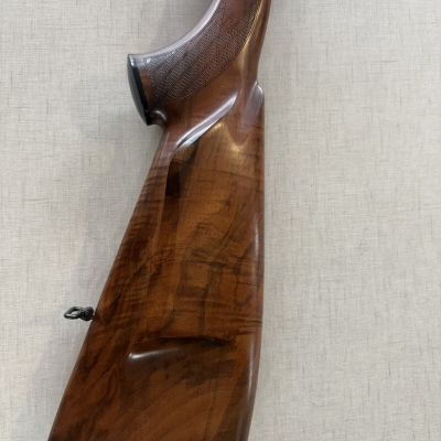 Coronha de arma de fogo em madeira castanha polida com entalhe detalhado