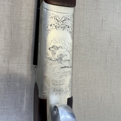 Caixa de arma de caça com gravações decorativas e inscrição YILDIR SILAH SANAYI