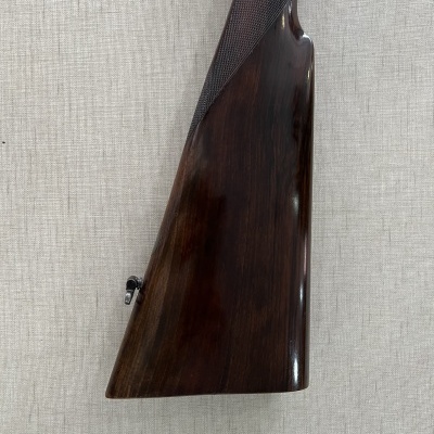 Coronha de madeira escura com padrão quadriculado e gancho metálico