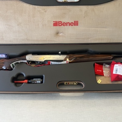 Estojo aberto com espingarda Benelli de cano duplo e acessórios