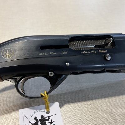 Espingarda semiautomática com acabamento em madeira e metal