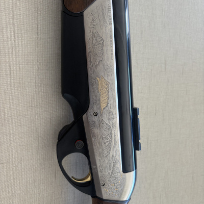 Espingarda Benelli Armi com madeira e gravações decorativas