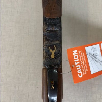 Parte superior de arma de fogo com gravações e etiquetas de advertência