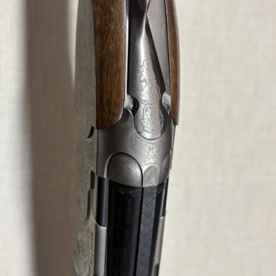 arma de fogo em madeira e metal com gravação floral e texto Beretta EUA
