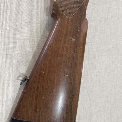 Coronha de arma de fogo em madeira escura com ponteira preta antiderrapante