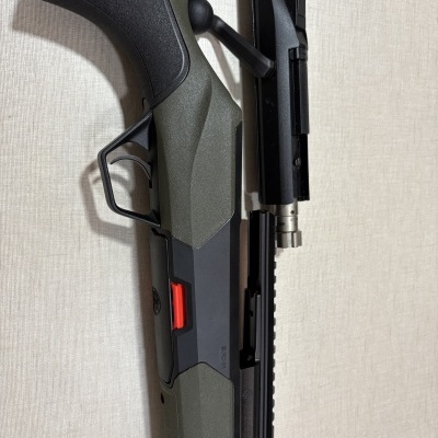 Espingarda de caça break-action verde com detalhes pretos e partes metálicas