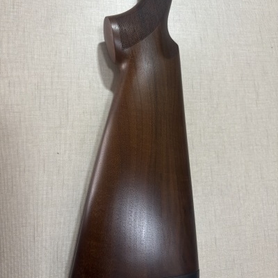 Espingarda de madeira castanha com acabamento polido e textura antiderrapante