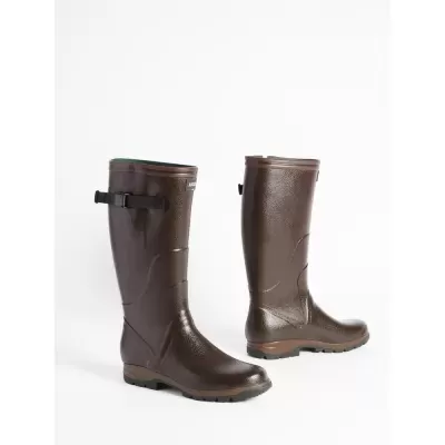 Botas impermeáveis castanho escuro em fundo branco