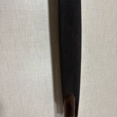 Cabo de madeira escura texturada com conexão preta