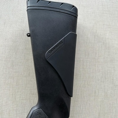 Coronha preta de carabina ou rifle com texto BROWNING em relevo