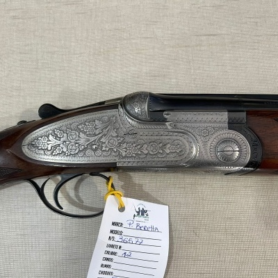 Espingarda Beretta em madeira e metal com gravações e etiqueta pendurada