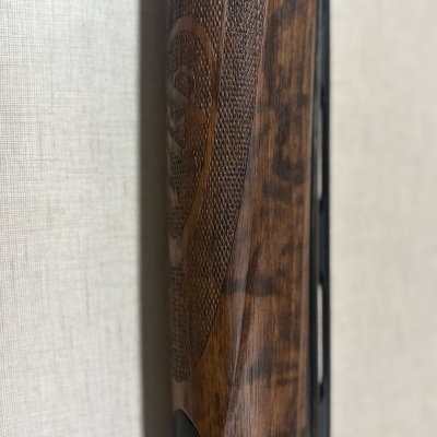 Cabo de madeira escura entalhada com textura e parte inferior preta